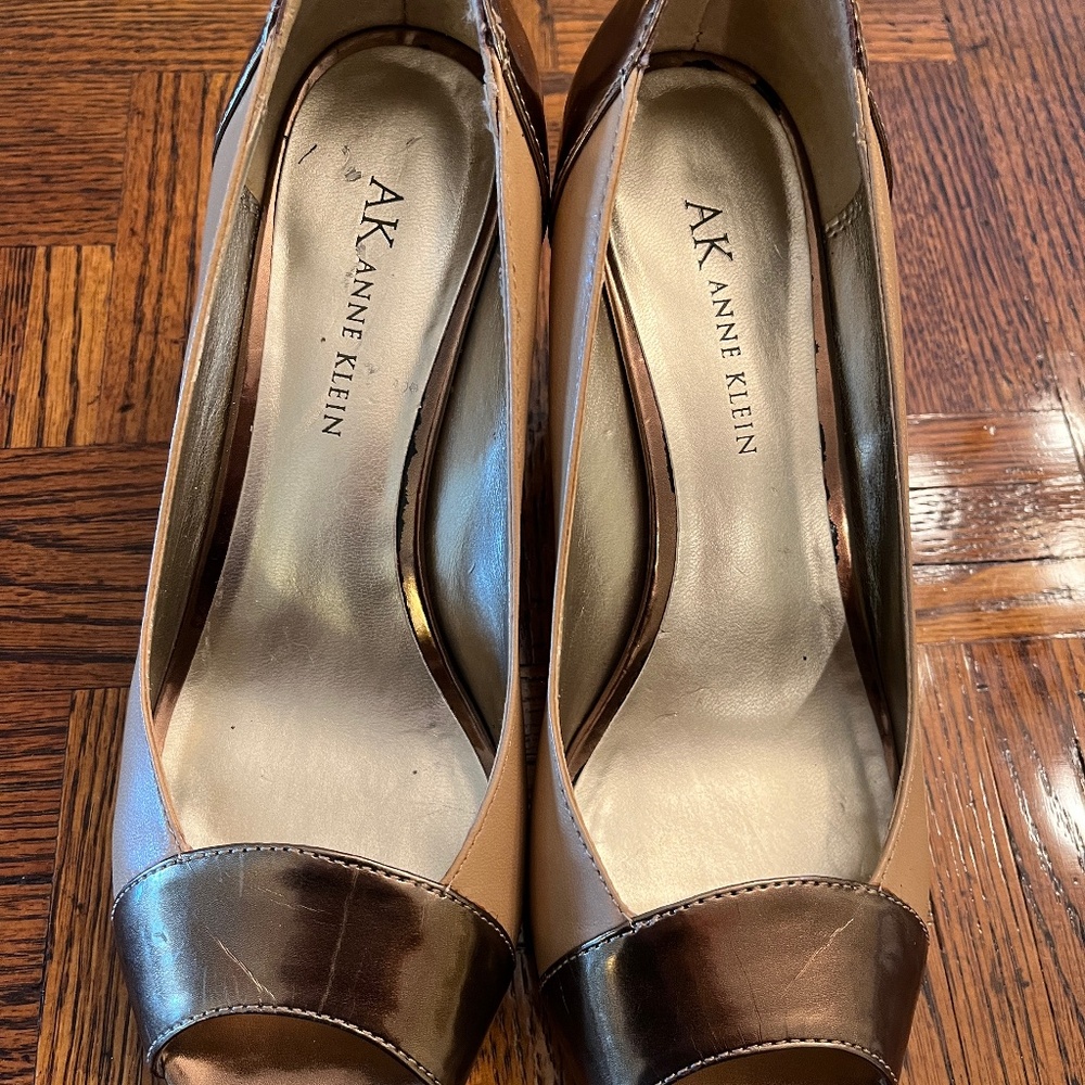 Anne Klein beige leather heels